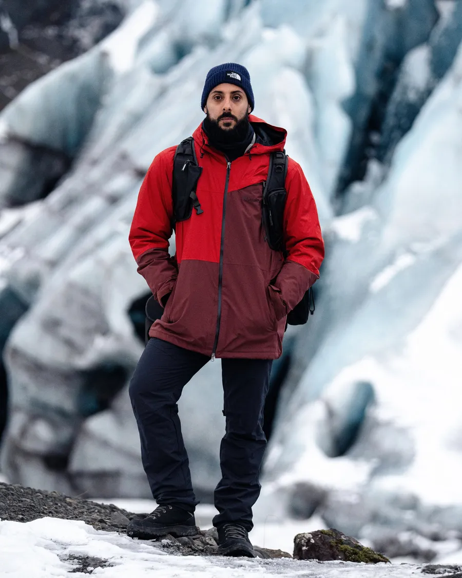 Retrato de Hacomar frente a un glaciar en Islandia